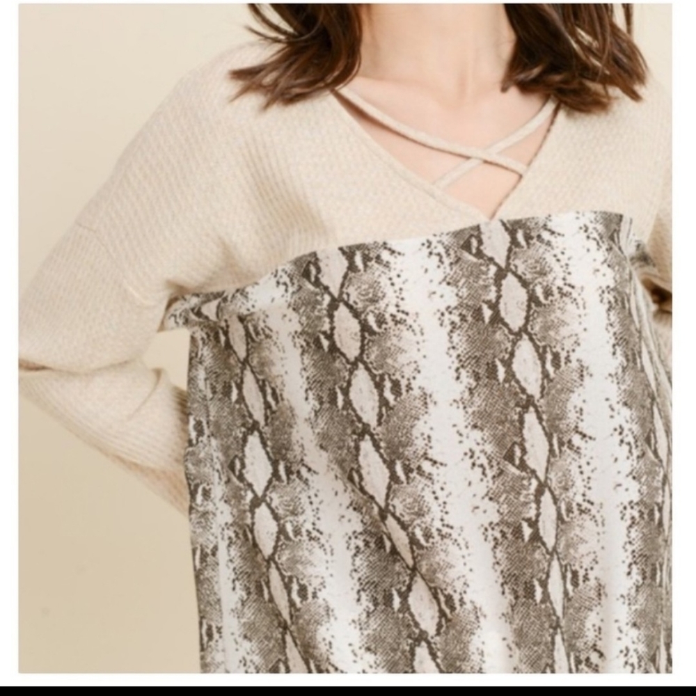 ✨SNAKE PRINT CONTRAST TOP W/V-NECKLINE-NEW - Picture 8 of 11